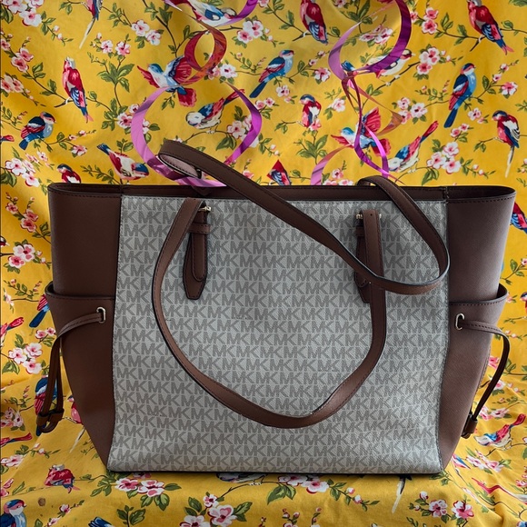 Michael Kors Gilly Large Signature Tote - Picture 3 of 13